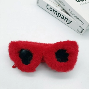 Gafas de sol ojo de gato de felpa roja con montura de piel sintética y lentes oscuras