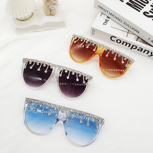 Lunettes de soleil punk rétro avec franges en strass en bleu orange et gris