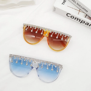 Lunettes de soleil punk futuristes avec verres dégradés et décor de franges en strass