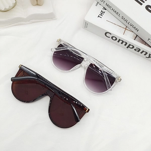 Détails de lunettes de soleil rétro punk avec verres dégradés et accents dorés