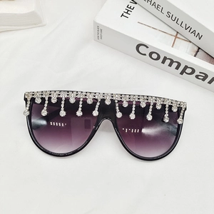 Vue détaillée de lunettes surdimensionnées avec franges en cristal et verres dégradés