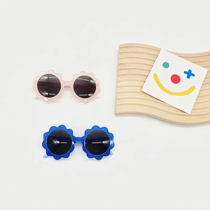 Süße Kindersonnenbrille in Blumenform in Rosa und Blau mit modischen Rahmen