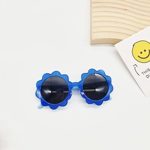 Detailansicht der blumenförmigen blauen Kleinkind-Sonnenbrille mit dunklen Gläsern