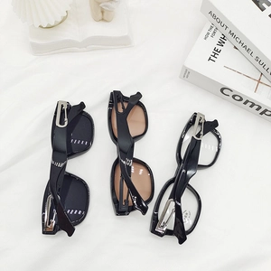 Trois paires de lunettes de soleil tendance en noir, thé et verres transparents