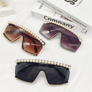 Lunettes de soleil oversize avec perles et strass en dégradé de marron et noir