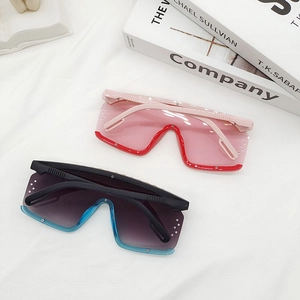 Lunettes de soleil oversize à monture perlée avec verres dégradés rose et violet