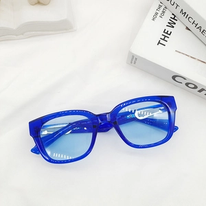 Vue détaillée des lunettes de soleil carrées bleues avec code modèle 3959 sur la branche