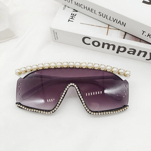 Détail des verres dégradés violets avec bordure de perles et ornements en strass brillants
