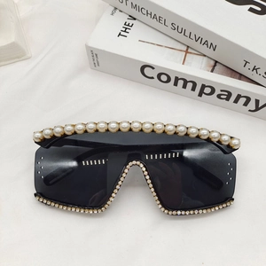 Détails des lunettes de soleil oversize avec perles blanches et strass scintillants
