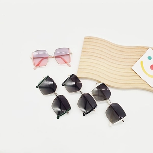 Set mit fünf geometrischen Sechskant-Sonnenbrillen für Kinder mit schicken Metallrahmen