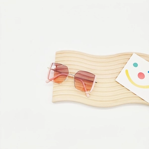 Nahaufnahme der stylischen Sonnenbrille mit rosa-orangefarbenem Farbverlauf und XL-Gläsern