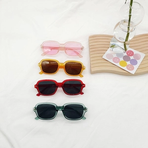Lunettes de soleil rétro à monture carrée en rose, ambre, rouge et vert pour les vacances