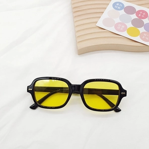 Gros plan de lunettes de soleil rétro carrées avec verres jaunes et monture noire