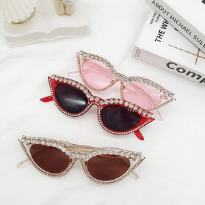 Trois lunettes de soleil œil-de-chat tendance avec monture strass et verres colorés