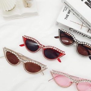 Lunettes de soleil œil de chat avec strass en rouge, noir, blanc et rose