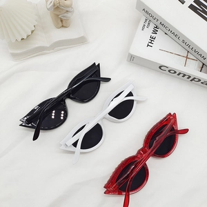 Ensemble de lunettes de soleil œil-de-chat tendance en noir blanc rouge et strass
