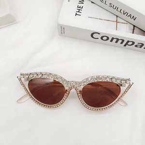 Détail de lunettes de soleil œil-de-chat avec strass de luxe et verres teintés marron