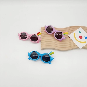 Cartoon bird-shaped children's sunglasses with UV protection in three colorful styles