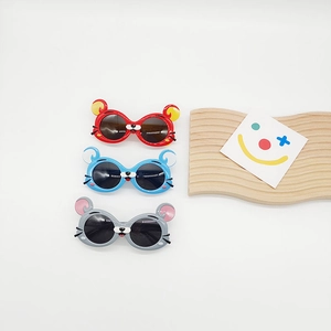 Lunettes de soleil polarisées pour enfants avec oreilles d'ours en rouge, bleu et gris de mode
