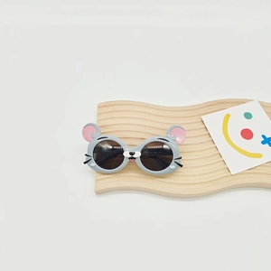 Détail de lunettes de soleil pour enfants en forme de souris avec oreilles roses