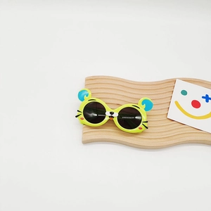 Détails des oreilles d'ours et du pont de nez de chat sur lunettes de soleil enfant