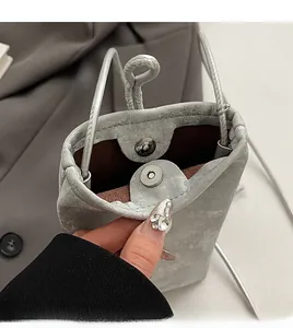 Détail du sac à texture marbre argenté avec fermoir magnétique et doublure