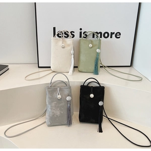 Détail de mini sacs à bandoulière perlés en quatre couleurs avec perles et glands