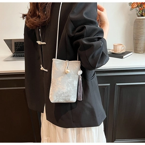 Détail du mini sac bandoulière gris argenté avec fermoir perle et pampille élégante