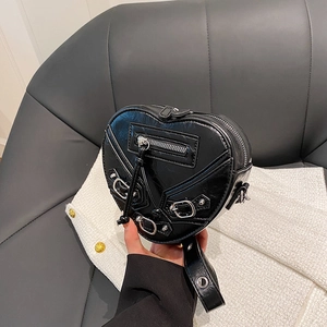 Sac à bandoulière cœur noir clouté avec détails argentés et style motard élégant