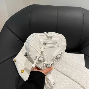 Sac à bandoulière blanc chic en forme de cœur avec rivets argentés et cuir texturé craquelé