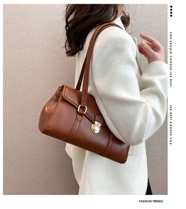 Detailansicht der braunen Leder-Schultertasche mit goldener Metallschnalle