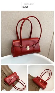 Detailansicht der roten glänzenden Leder-Schultertasche mit goldenem Metalldrehverschluss