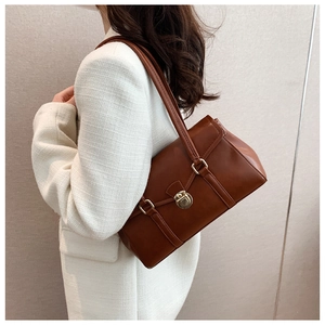 Detailansicht der dunkelbraunen Vintage-Schultertasche aus Kunstleder mit Metallverschluss