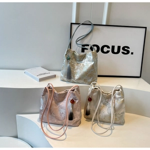 Tre borse a secchiello in jacquard ricamato con nappe eleganti e motivi paesaggistici