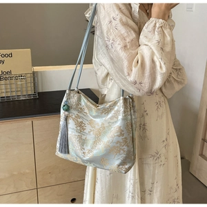 Dettagli del ricamo jacquard con paesaggio cinese e nappa sulla borsa a secchiello