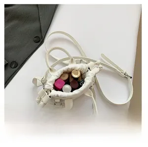 Mini weiße PU-Leder Beuteltasche mit Kordelzug Detail zeigt kleine Speicherkapazität