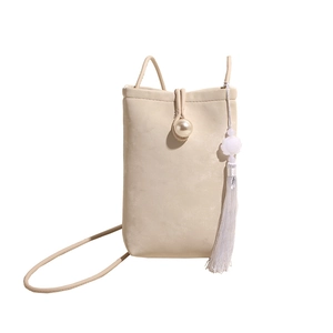 Sac à bandoulière crème élégant avec boucle en perle et décoration de pompons