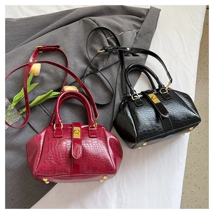 Detailansicht der Retro-Kroko-Damenhandtasche, elegantes Schnallendesign, hochwertige Textur.