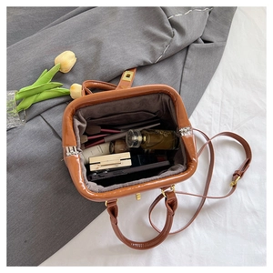 Detailansicht des braunen Lackleder Taschen Innenraums mit besonders grossem Stauraum.