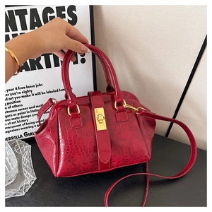 Rote Handtasche aus Lackleder mit Krokodilmuster und Goldschloss, schicke Umhängetasche für Damen