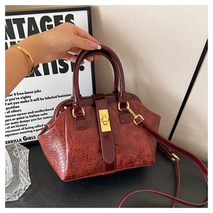 Französische Handtasche mit Kroko-Muster, elegante burgunderrote Damentasche für Alltag.