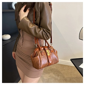 Nahaufnahme der eleganten braunen Krokodilmuster Retro Schnallen Schultertasche am Model.