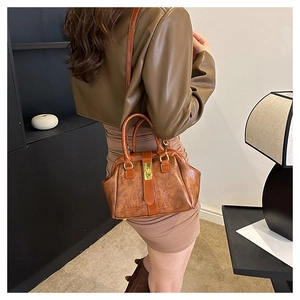 Braune Vintage Handtasche mit Krokodilmuster, elegante Kunstleder Umhängetasche für Damen.