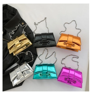 Mini sacs bandoulière vernis en six couleurs métalliques avec détail veste en cuir