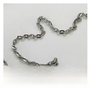 Detail einer polierten silbernen Metallkette für eine modische Gelee-Umhängetasche