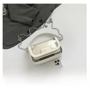 Makroaufnahme der cremefarbenen Jelly-Tasche mit PVC-Schicht und modischem Text