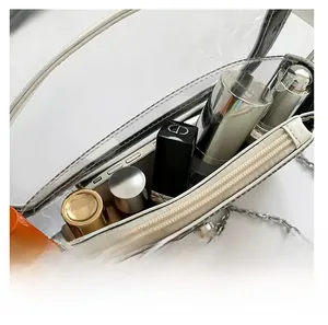 Innenansicht der transparenten PVC Tasche mit großem Fassungsvermögen für Kosmetik