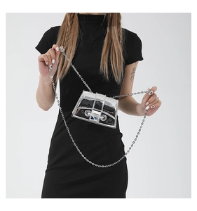 Détail du mini sac bandoulière argenté brillant avec chaîne et effet miroir