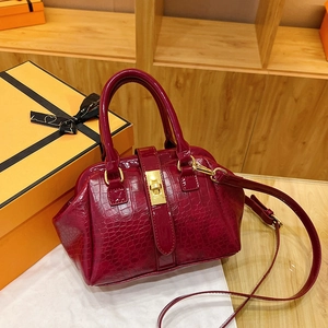 Schicke französische Vintage Henkeltasche für Damen, elegante rote Kroko-Handtasche mit Schloss.