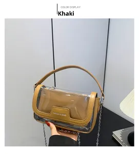 Detailansicht der khakifarbenen PVC-Gelee-Tasche mit Leder-Innentasche und Kette